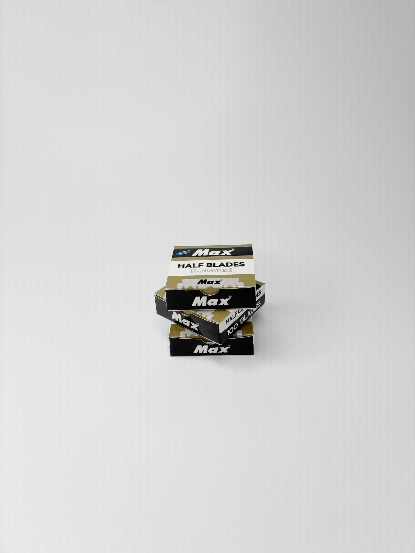 Freshape Up Professional Barber Black & Gold Straight Edge Razor for Men. Smooth Face and Beard Shaving. 100 Pack of Blades and 10 Pack of Freshape Up Sponges Included
